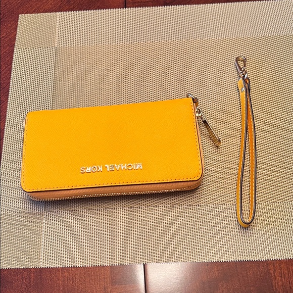 Michael Kors Marigold Wristlet Wallet with removable Wristlet  attachment EUC - Picture 10 of 12